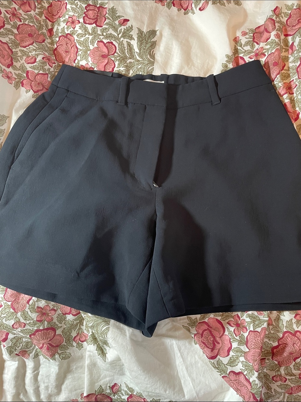 Aritzia Black new agency mid Thigh  Shorts -4 new w tags Size